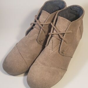Toms Womens Suede Desert Ankle Boots Taupe Wedge Heels Lace Up Size 5